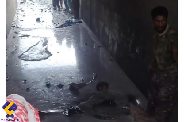گیر کردن یک کودک بلوچ در داخل قیر ریخته شده در پی واژگونی تانکر در شهرستان سرباز