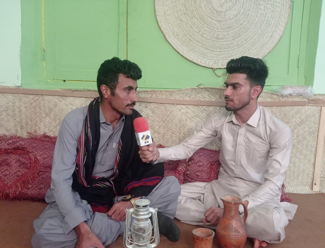 میارجل ءِ جالبیں گزارش چہ ُاُشتریگیں کتابدارے ءَ/  اسمائیل بلوچ گوں اُشتر ءَ میتگ پہ میتگ پاکستانی بلوچستان ءِ مردماں کتاب وانی ءِ سکین ءَ دَنت+تامر