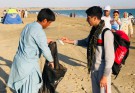 استقبال جوانان  روستای درک از مسافران نوروزی با پاکسازی ساحل+ تصاویر