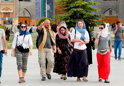 گردشگران فرانسوی و انگلیسی در راه سیستان و بلوچستان