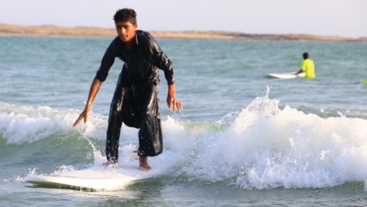 موج سواری در سواحل ناب بلوچستان؛ به روایت تصویر