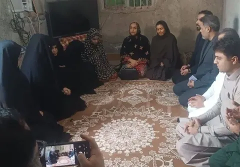 دیدار معاون رئیس‌جمهور با خانواده شهید خالد قادری در ایرانشهر