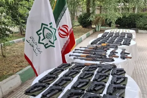 کشف ۱۲۲ قبضه سلاح جنگی در مرزهای جنوبی سیستان‌ و بلوچستان